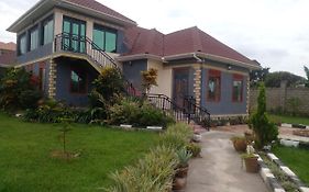 Alice Gardens And Campsite Villa Entebbe Exterior photo