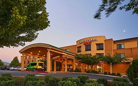 Courtyard Medford Airport Hotel Exterior photo