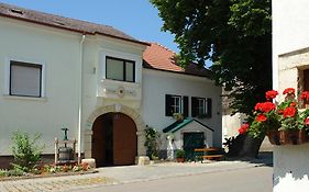 Winzerzimmer - Weingut Tinhof Apartment Eisenstadt Exterior photo