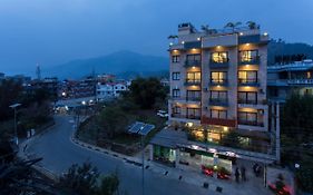 Hotel Queens Park Pokhara Exterior photo