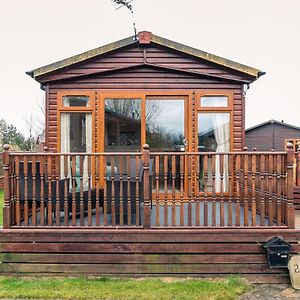 La-Serenite Lodge With Hot Tub Malton Exterior photo