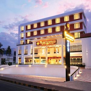 Tribute Royale Hotel Kochi Exterior photo