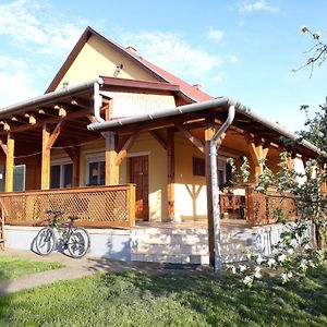 Oerveny Vendeghaz Hotel Tiszafured Exterior photo