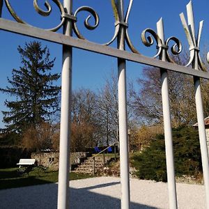 Aux Refuges Des Catotiers - A Ciel Ouvert & La Cour Interieure Villa Cusey Exterior photo