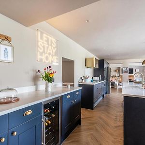 Immaculate 6 Bed House - Unique Cellar Bar- Airbnb Warminster Exterior photo