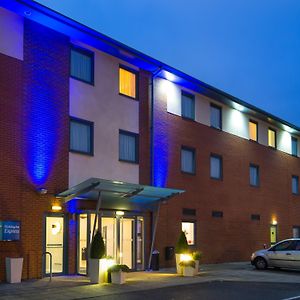 Holiday Inn Express Bedford, An Ihg Hotel Exterior photo