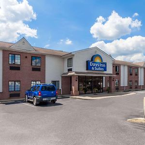 Days Inn & Suites By Wyndham Cambridge Exterior photo