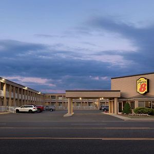 Super 8 By Wyndham Windsor/Dougall Motel Exterior photo