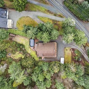 Chalet Style Cottage Near Shawnigan Lake Exterior photo