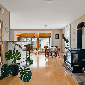 Sunroom On Maple Picton Exterior photo