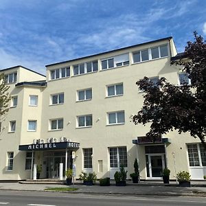 Hotel Michael Gerasdorf bei Wien Exterior photo