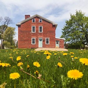 Farmhouse Broad Brook: Comfort & Charm. Villa East Windsor Exterior photo