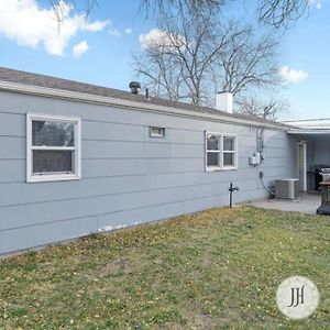 Pet Friendly Large Fenced Backyard Covered Patio Villa Rapid City Exterior photo