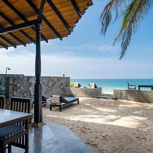 Blue Parrot Beach Villa Ambalangoda  Exterior photo