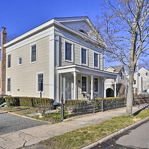 Bright Apartment - Half Mi To Greenport Harbor! Exterior photo