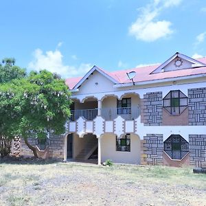 Lux Suites Chief Engineer Apartment Mwingi Exterior photo