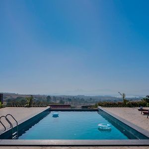 Breezy Whispers By Stayvista - Private Infinity Pool, Stunning Mountain Views, Spacious Swimming Pool, Deck & Lawn Wadhiware Exterior photo