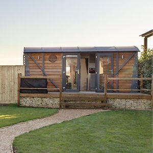 Holly Lodge - Quirky Shepherd'S Hut With Hot Tub - Bespoke Made From A Salvaged Railway Carriage Boston Exterior photo