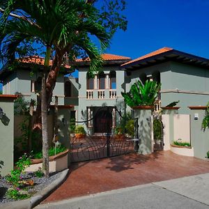 Casual Elegance Defines This Luxury Rental Property West Bay Exterior photo