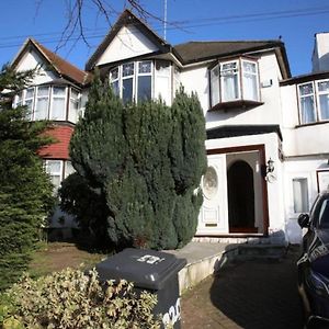 Oyo Timi Holiday Homes London Exterior photo