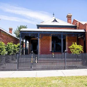 Stunning High End Terrace In The Heart Of Bendigo Villa Exterior photo