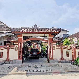 Oyo 92560 Astri Homestay Tjakranegara Exterior photo