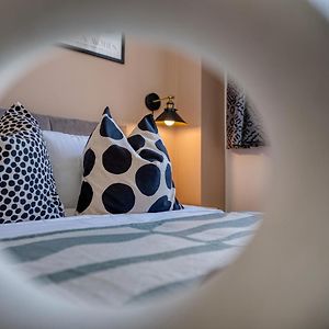 2 Bed Stunning Chic Apartment, Central Gloucester, With Parking, Sleeps 6 - By Blue Puffin Stays Exterior photo