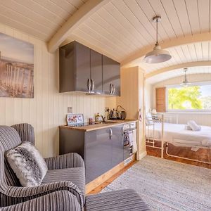 Relaxing Retreat - The Shepherds Hut - Hot Tub Apartment White Waltham Exterior photo