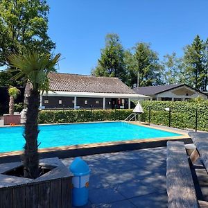 Luxe Omheind Chalet Op Vakantiepark Met Zwembad Schoonebeek Exterior photo