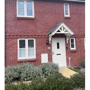 Modern Comfortable House On Quiet Development Horley Exterior photo