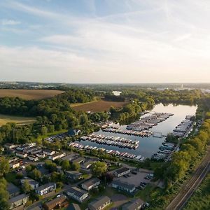 Roydon Marina - Lodge 2 - Hot Tub Exterior photo