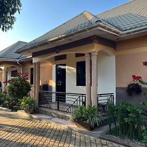 Tropical Oasis Retreat Hotel Kisubi Exterior photo