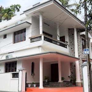 Hosted By Resmi Jayalal Apartment Kochi Exterior photo