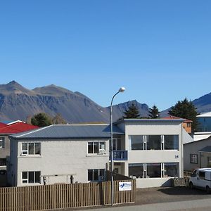 Old Airline Guesthouse Hofn Exterior photo