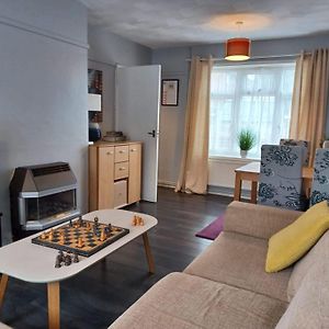 Poynters House - Huku Kwetu Luton & Dunstable - Spacious 2 Bedroom House Exterior photo