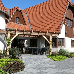 Kadarta Vendeglo Panzio Bed & Breakfast Veszprem Exterior photo