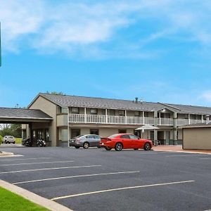 Quality Inn & Suites Big Rapids Exterior photo