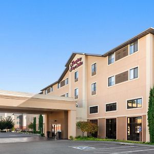 Hampton Inn & Suites Burlington Exterior photo