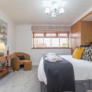 Magnificent 3-Bedroom Home With Swim Spa Cheltenham Exterior photo