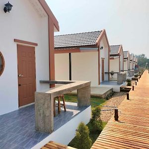 กุหลาบแก้ว รีสอร์ท Villa Mueang Phrae Exterior photo