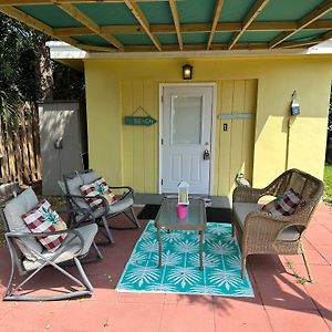 3 Bedroom House Option!! Or 1 Bedroom Cottage Option!! Or 3 Bedroom House Plus Cottage Option For Large Groups And Special Events!! Fenced Backyard Private Patio Areas! Grill! Firepit! Plenty Parking! Lake Worth Beach Exterior photo
