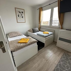 Ideal Fur Monteure. 3 Zimmer Apartment Mit Kuche, Waschmaschine, Wifi Usw... . Halle  Exterior photo