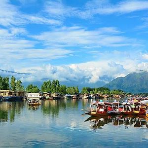 N Group Of Houseboat Bed & Breakfast Srinagar  Exterior photo