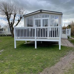 Captivating 2-Bed Lodge In Great Yarmouth Exterior photo