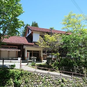 奈良吉野の小学校跡地ゲストハウス-五右衛門風呂体験-漫画図書室-卓球台-一棟貸し-素泊まり-吉野山天川村観光-Small Inn Attached To A Historic School Building Yoshino  Room photo