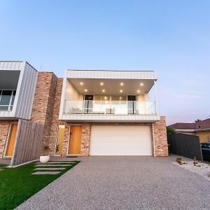 Ocean Pearl, Entire Home On The Esplanade Port Noarlunga South Exterior photo