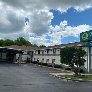 Quality Inn & Suites West Bend Exterior photo