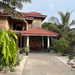 Charming Home Near The Beach Negombo Exterior photo