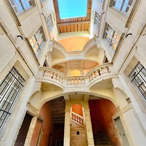 Au Coeur Du Centre Historique - Immeuble Classe - Terrasse - Climatise Nimes Exterior photo