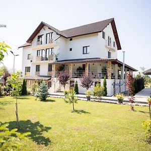 Rem Garden Hotel Novaci-Straini Exterior photo